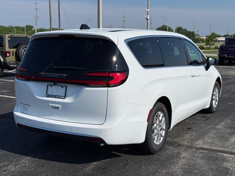 Chrysler Pacifica Vehicle Full-screen Gallery Image 3