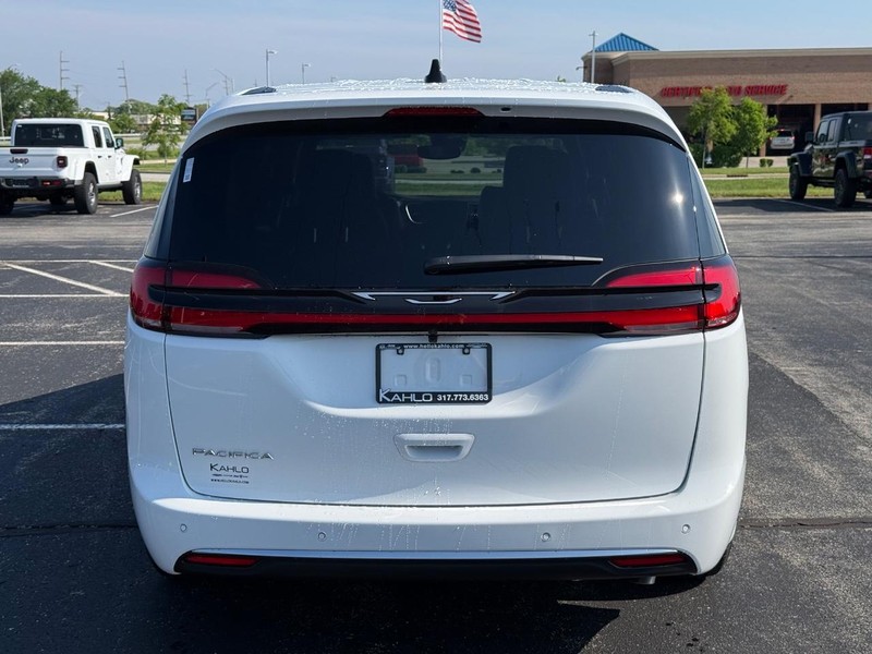 Chrysler Pacifica Vehicle Full-screen Gallery Image 4