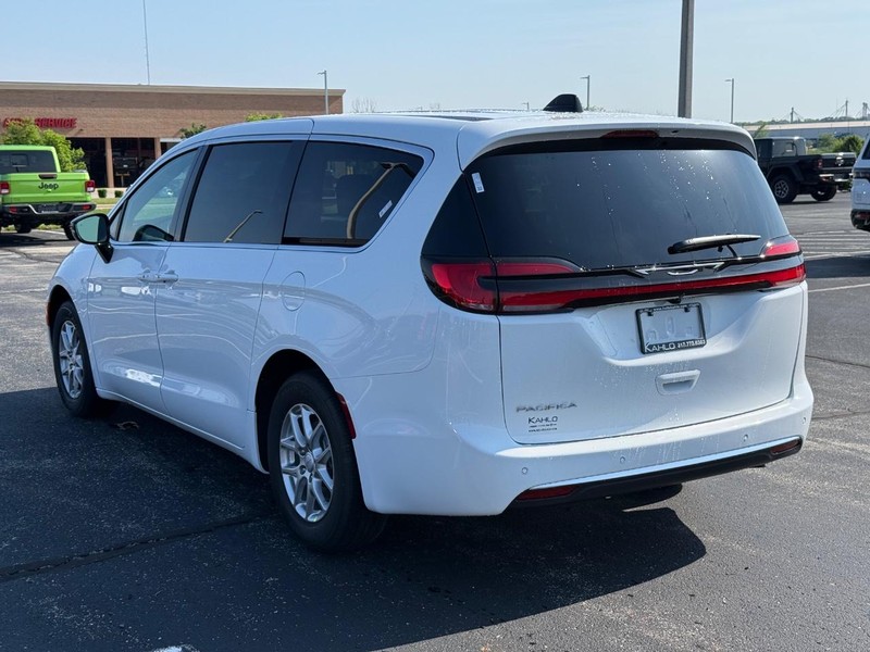 Chrysler Pacifica Vehicle Full-screen Gallery Image 5
