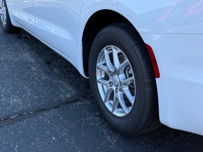 Chrysler Pacifica Vehicle Full-screen Gallery Image 6