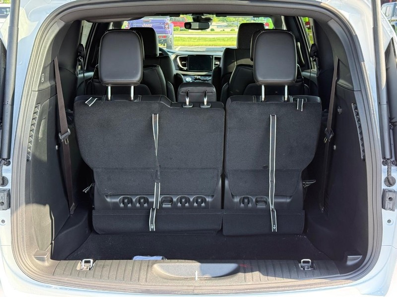 Chrysler Pacifica Vehicle Full-screen Gallery Image 7