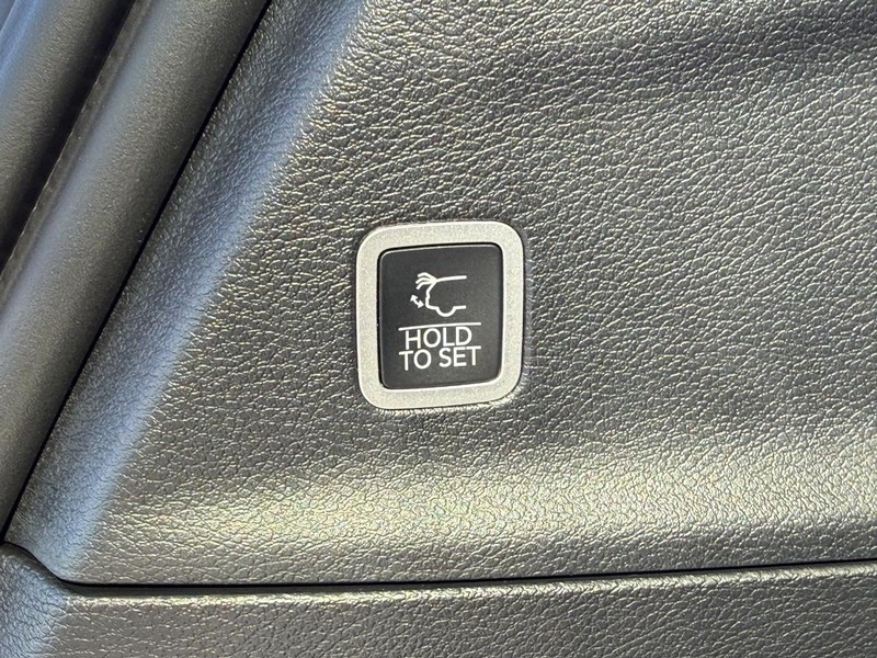 Chrysler Pacifica Vehicle Full-screen Gallery Image 8