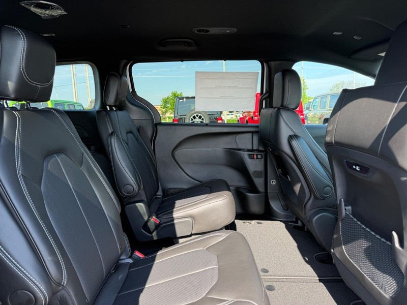 Chrysler Pacifica Vehicle Full-screen Gallery Image 11