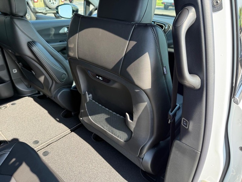 Chrysler Pacifica Vehicle Full-screen Gallery Image 12