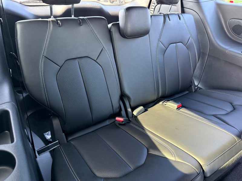 Chrysler Pacifica Vehicle Full-screen Gallery Image 13