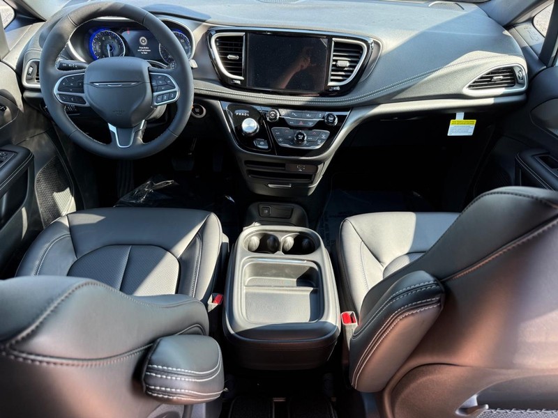 Chrysler Pacifica Vehicle Full-screen Gallery Image 14