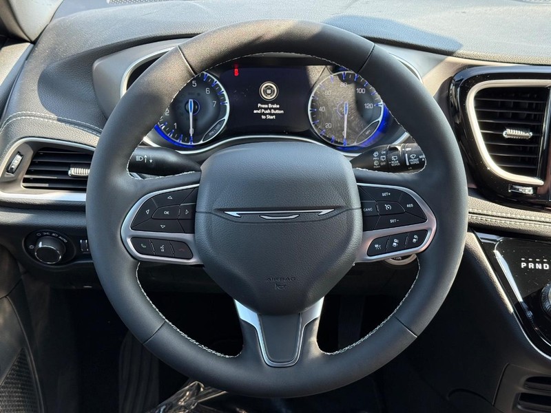 Chrysler Pacifica Vehicle Full-screen Gallery Image 15