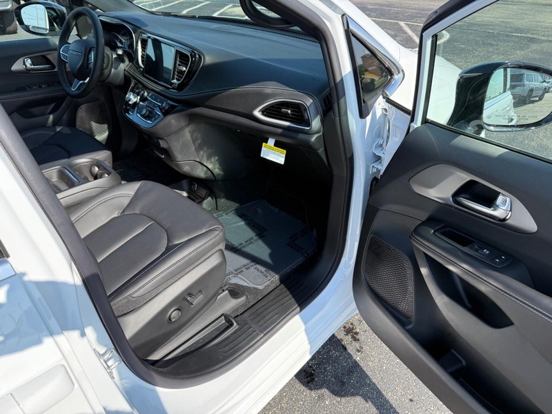 Chrysler Pacifica Vehicle Full-screen Gallery Image 16