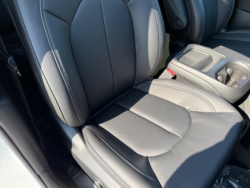 Chrysler Pacifica Vehicle Full-screen Gallery Image 17
