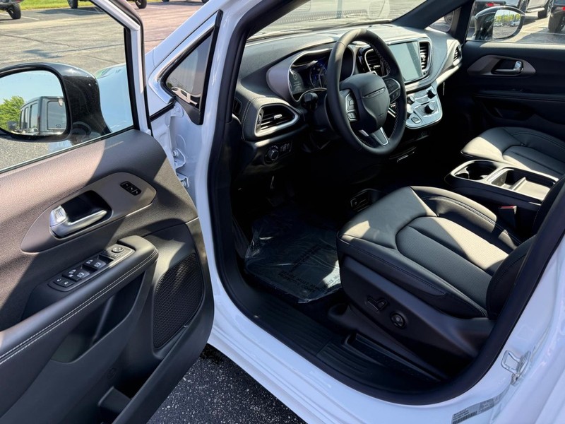Chrysler Pacifica Vehicle Full-screen Gallery Image 18