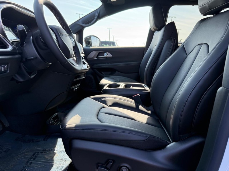 Chrysler Pacifica Vehicle Full-screen Gallery Image 19