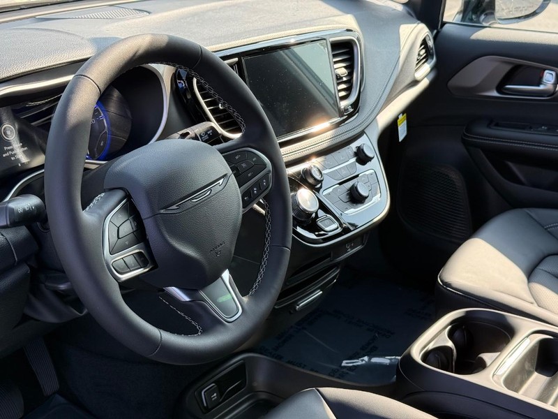 Chrysler Pacifica Vehicle Full-screen Gallery Image 20