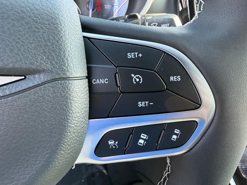 Chrysler Pacifica Vehicle Full-screen Gallery Image 22
