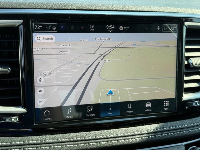 Chrysler Pacifica Vehicle Full-screen Gallery Image 24