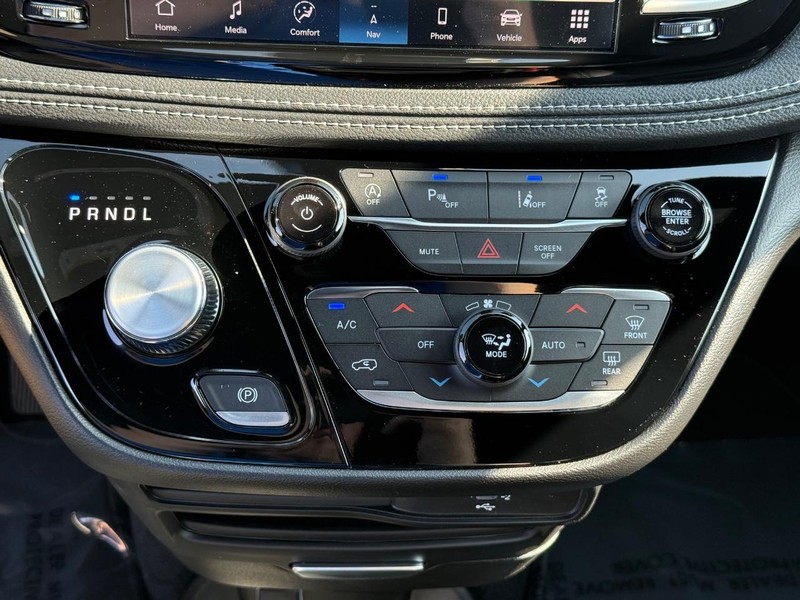 Chrysler Pacifica Vehicle Full-screen Gallery Image 26