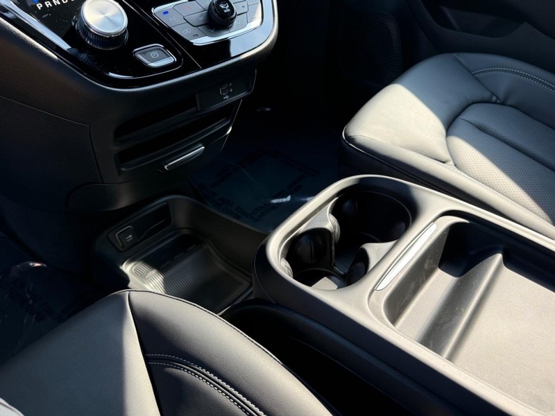 Chrysler Pacifica Vehicle Full-screen Gallery Image 27