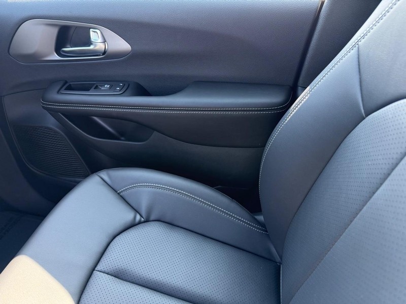 Chrysler Pacifica Vehicle Full-screen Gallery Image 28