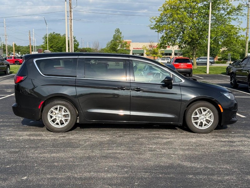 Chrysler Voyager Vehicle Full-screen Gallery Image 2