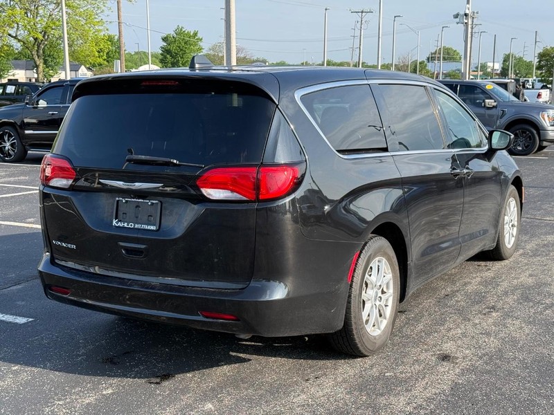 Chrysler Voyager Vehicle Full-screen Gallery Image 3
