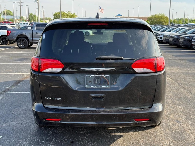 Chrysler Voyager Vehicle Full-screen Gallery Image 4
