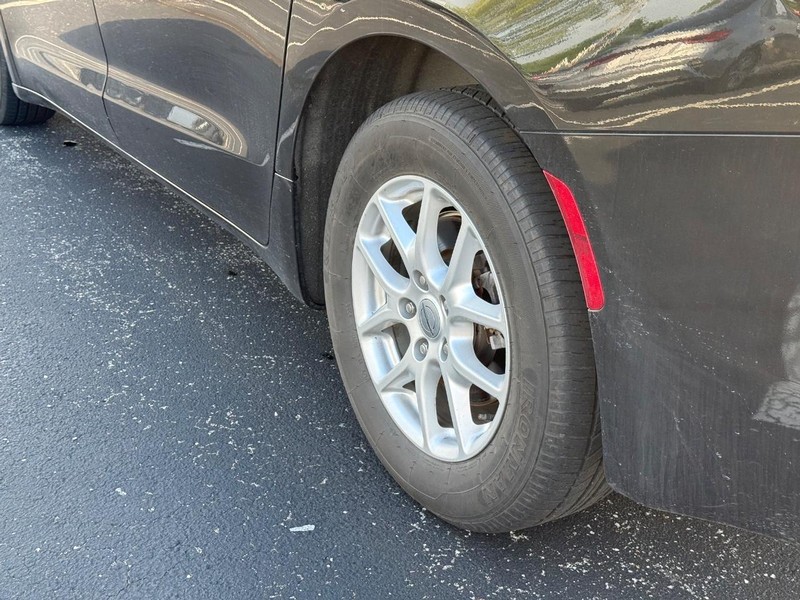 Chrysler Voyager Vehicle Full-screen Gallery Image 6