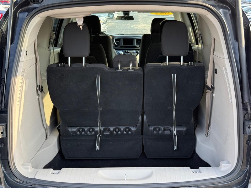 Chrysler Voyager Vehicle Full-screen Gallery Image 7