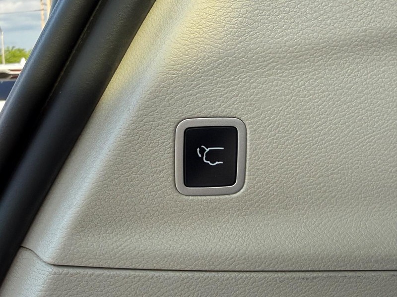 Chrysler Voyager Vehicle Full-screen Gallery Image 8