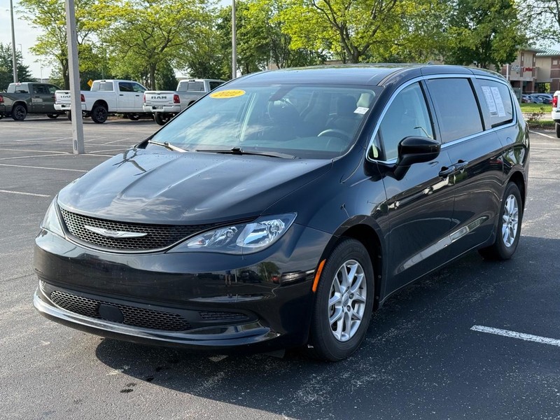 Chrysler Voyager Vehicle Full-screen Gallery Image 9