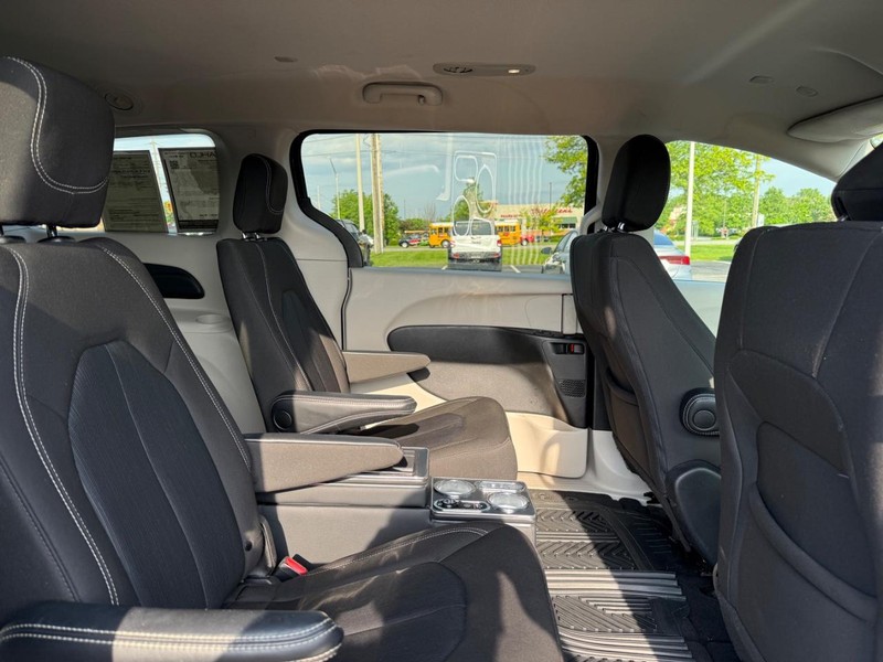 Chrysler Voyager Vehicle Full-screen Gallery Image 11