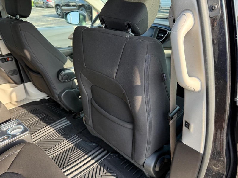 Chrysler Voyager Vehicle Full-screen Gallery Image 12