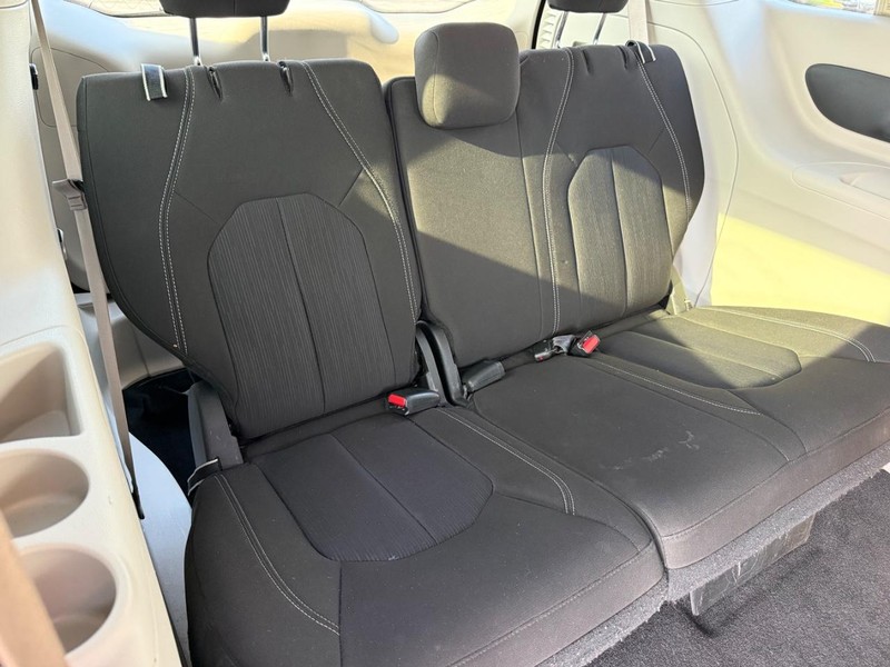 Chrysler Voyager Vehicle Full-screen Gallery Image 13