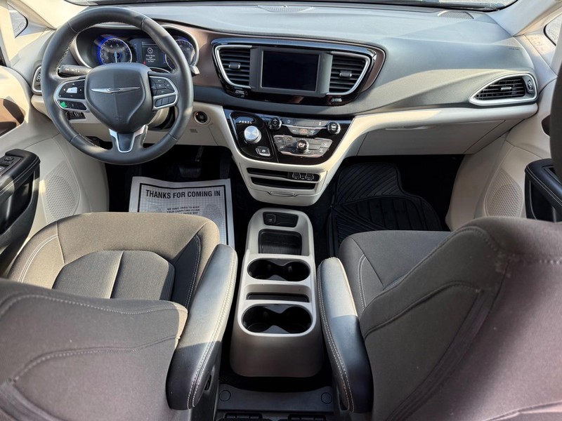 Chrysler Voyager Vehicle Full-screen Gallery Image 14