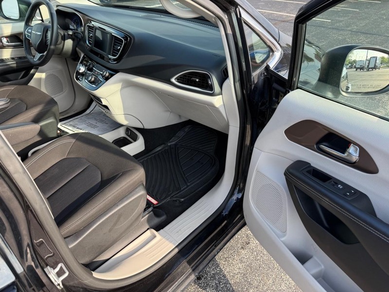 Chrysler Voyager Vehicle Full-screen Gallery Image 15