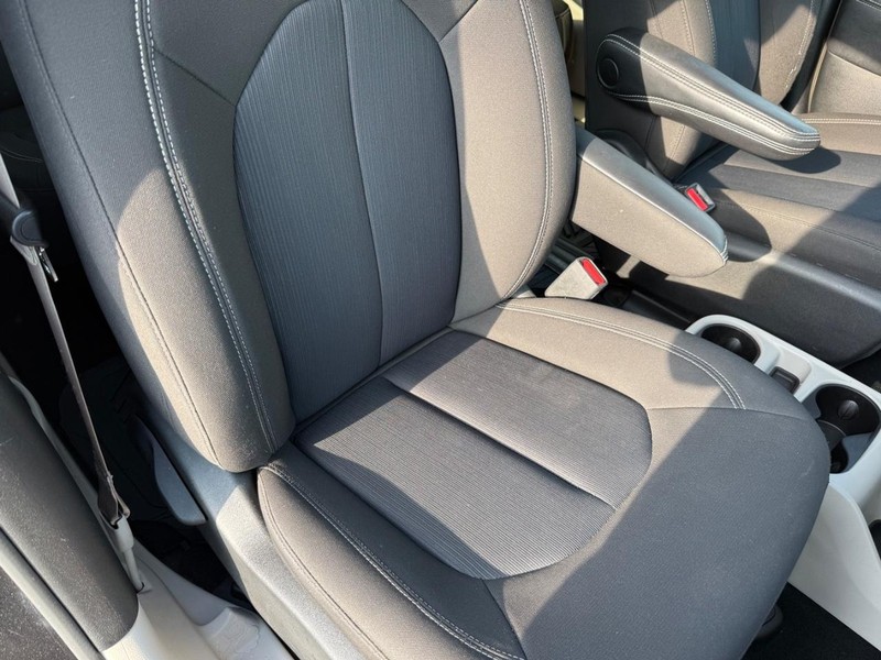 Chrysler Voyager Vehicle Full-screen Gallery Image 16
