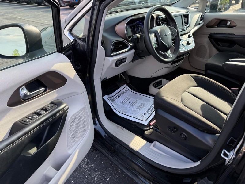 Chrysler Voyager Vehicle Full-screen Gallery Image 17