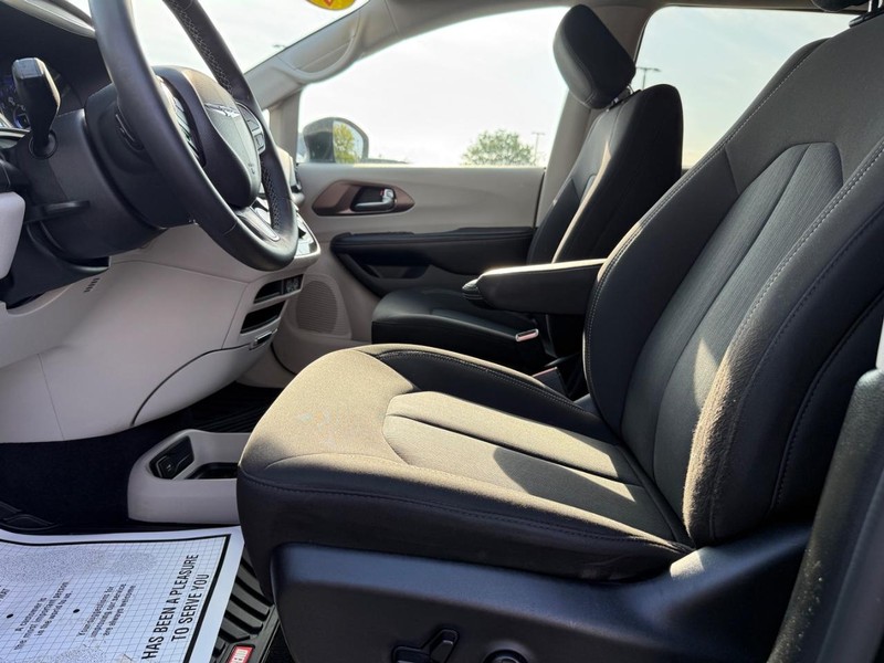 Chrysler Voyager Vehicle Full-screen Gallery Image 18