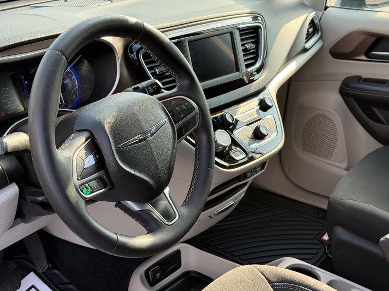 Chrysler Voyager Vehicle Full-screen Gallery Image 19