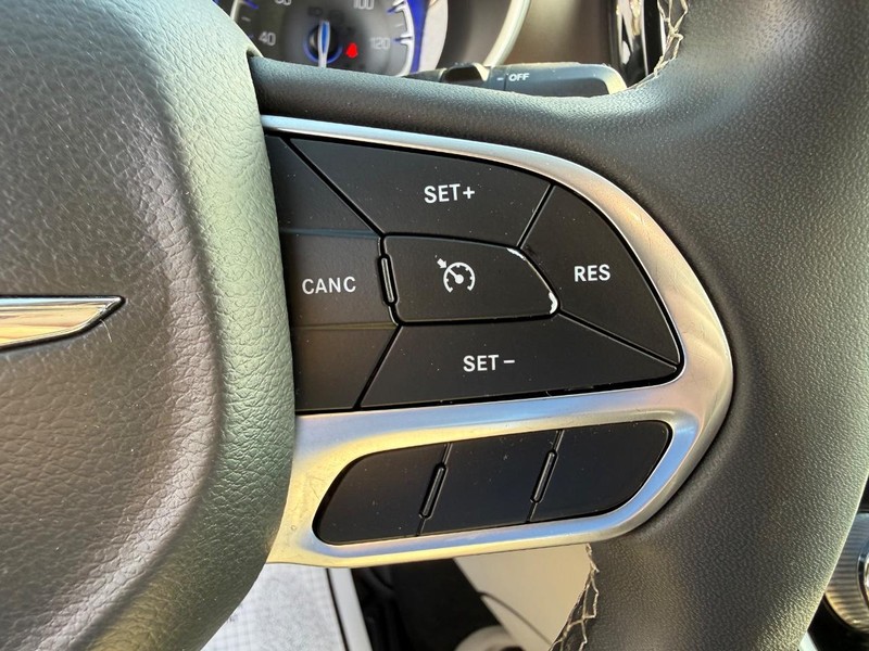 Chrysler Voyager Vehicle Full-screen Gallery Image 21