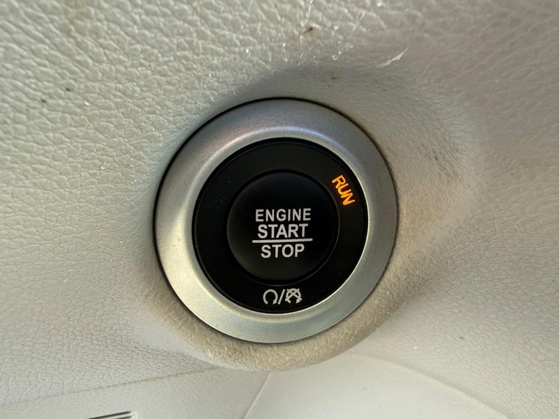 Chrysler Voyager Vehicle Full-screen Gallery Image 22