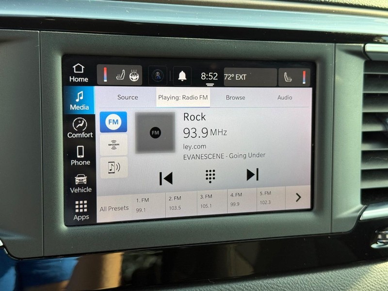 Chrysler Voyager Vehicle Full-screen Gallery Image 23