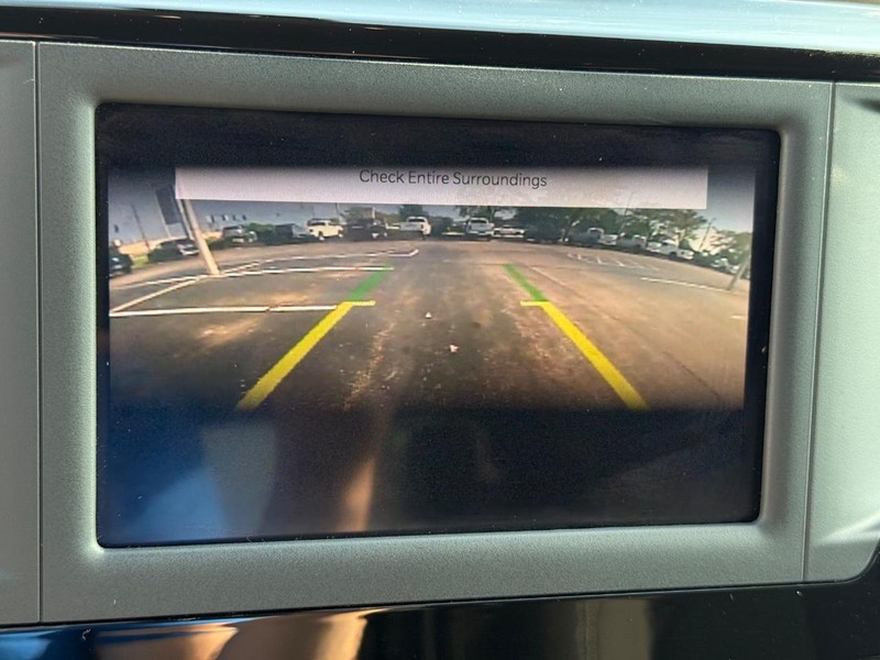 Chrysler Voyager Vehicle Full-screen Gallery Image 24