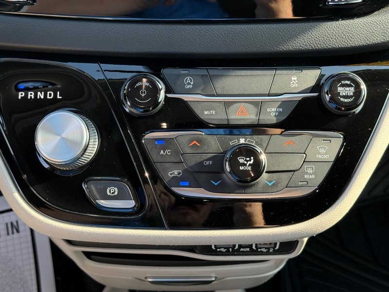 Chrysler Voyager Vehicle Full-screen Gallery Image 25