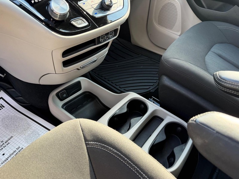 Chrysler Voyager Vehicle Full-screen Gallery Image 26