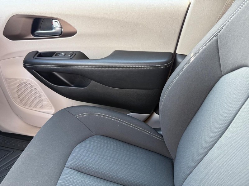 Chrysler Voyager Vehicle Full-screen Gallery Image 27