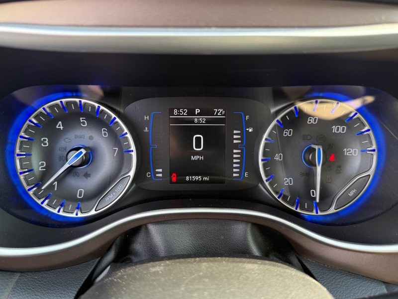 Chrysler Voyager Vehicle Full-screen Gallery Image 28