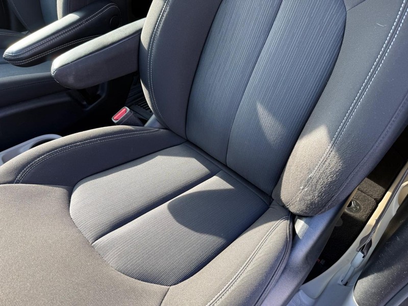 Chrysler Voyager Vehicle Full-screen Gallery Image 30