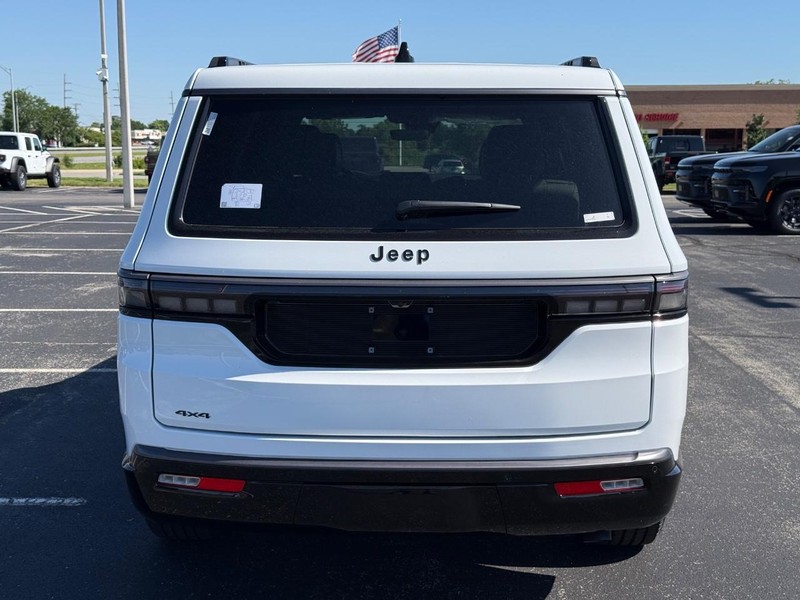 Jeep Grand Wagoneer Vehicle Full-screen Gallery Image 4