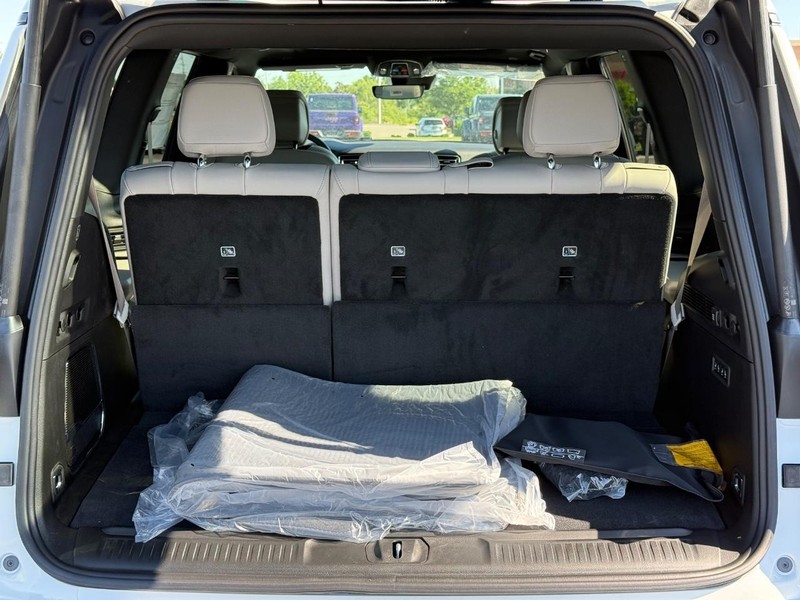 Jeep Grand Wagoneer Vehicle Full-screen Gallery Image 7