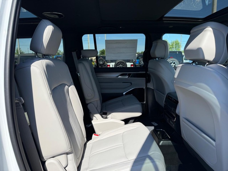 Jeep Grand Wagoneer Vehicle Full-screen Gallery Image 11