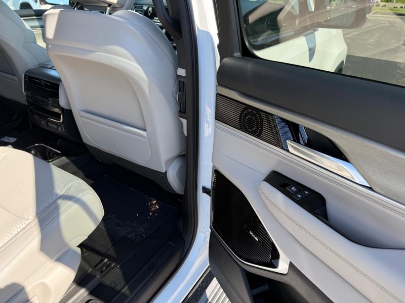 Jeep Grand Wagoneer Vehicle Full-screen Gallery Image 12